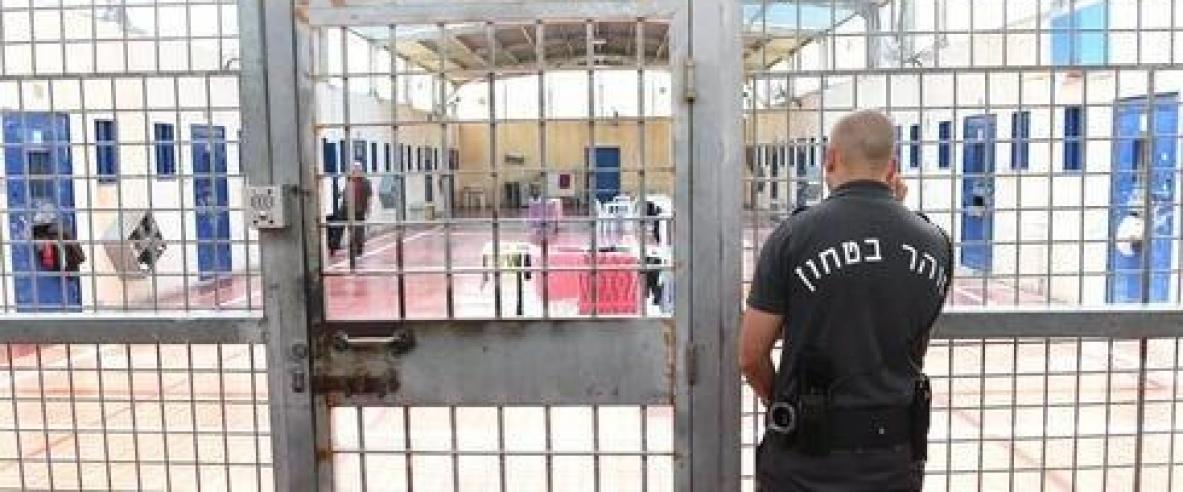 الشاباك: سيتم إلغاء أوامر اعتقالات إضافية لعدم وجود مكان لاحتجاز اسرى