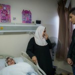 Mohamad-assaf-visting-wound people-jordan (1)