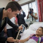 Mohamad-assaf-visting-wound people-jordan (2)