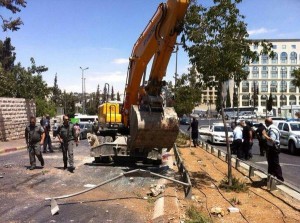 Tractor hits bus Jerusalem (1)