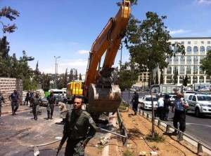 Tractor hits bus Jerusalem (4)