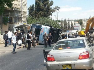 Tractor hits bus Jerusalem (5)