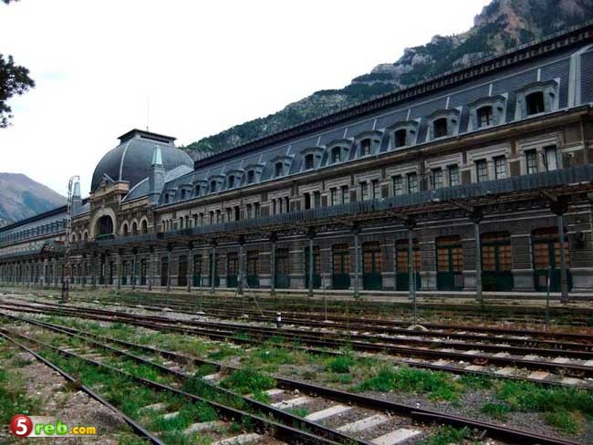 محطة قطار CANFRANC. إسبانيا  Canfranc train station. Spain