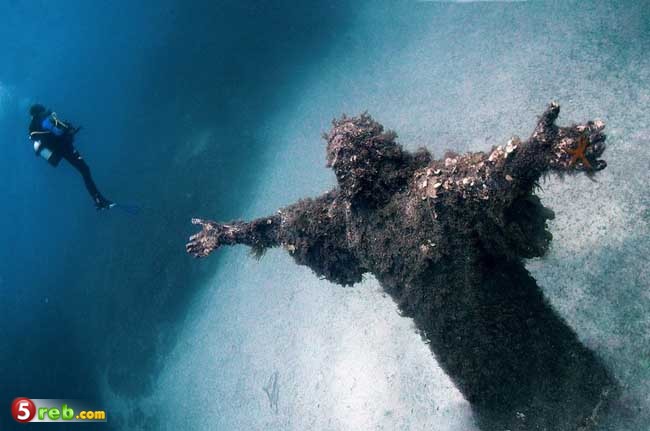 المسيح من الهاوية. سان Fruttuoso، إيطاليا Christ of the Abyss. San Fruttuoso, Italy