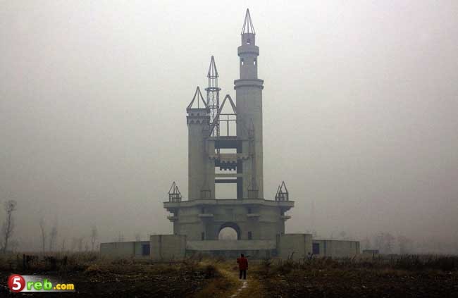 حديقة ديزني الترفيهيةال مهجورة، بكين، الصين Disney amusement park abandoned, Beijing, China