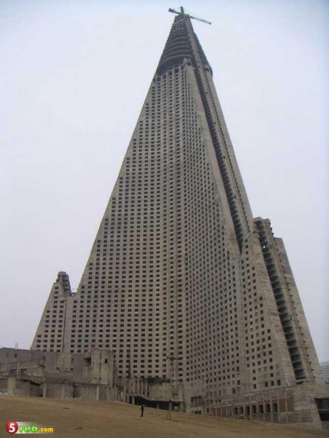 فندق Ryugyong . بيونغ يانغ، كوريا الشمالية  Ryugyong Hotel. Pyongyang, North Korea