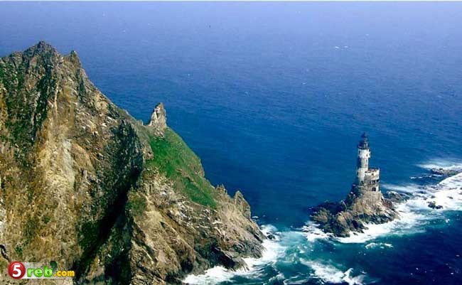 منارة Aniva على الصخور . روسيا Lighthouse on Rocks Aniva. Sakhalinskaya, Russia