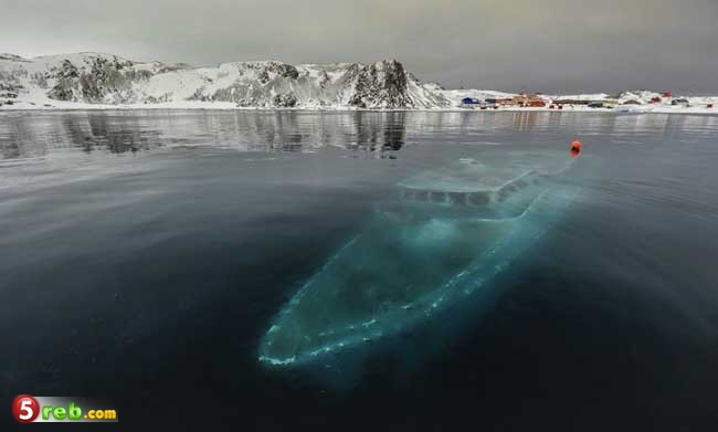 يخت غارق في القارة القطبية الجنوبية yacht sunk in Antarctica