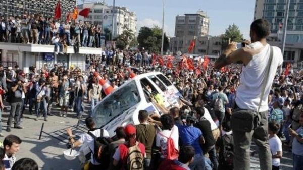 200 تظاهرة بتركيا وأردوغان يصف المحتجين بحفنة مخرّبين