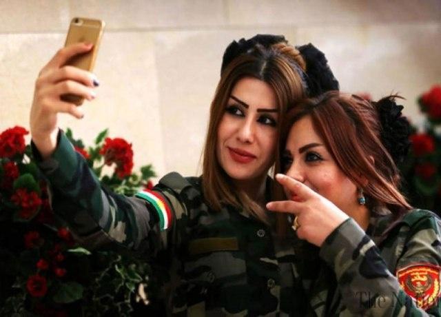 بالصور: Selfie لمقاتلات من البشمركة قبل مواجهة داعش