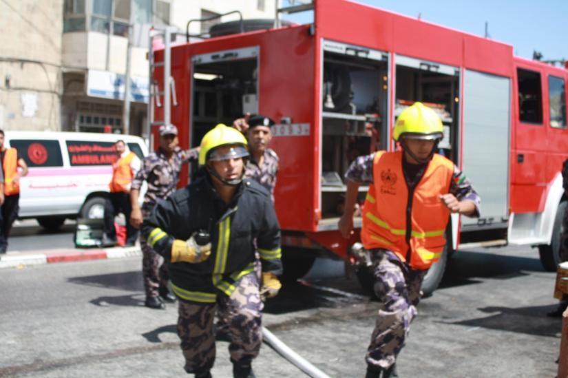 الدفاع المدني الفلسطيني يتعامل مع حادث سير بالأردن