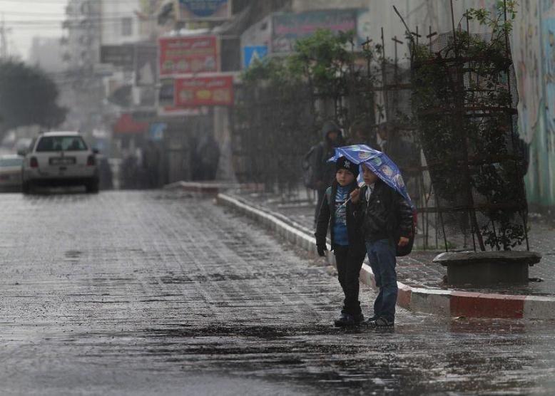 الطقس: استمرار تأثر فلسطين بالمنخفض الجوي وانحساره الليلة