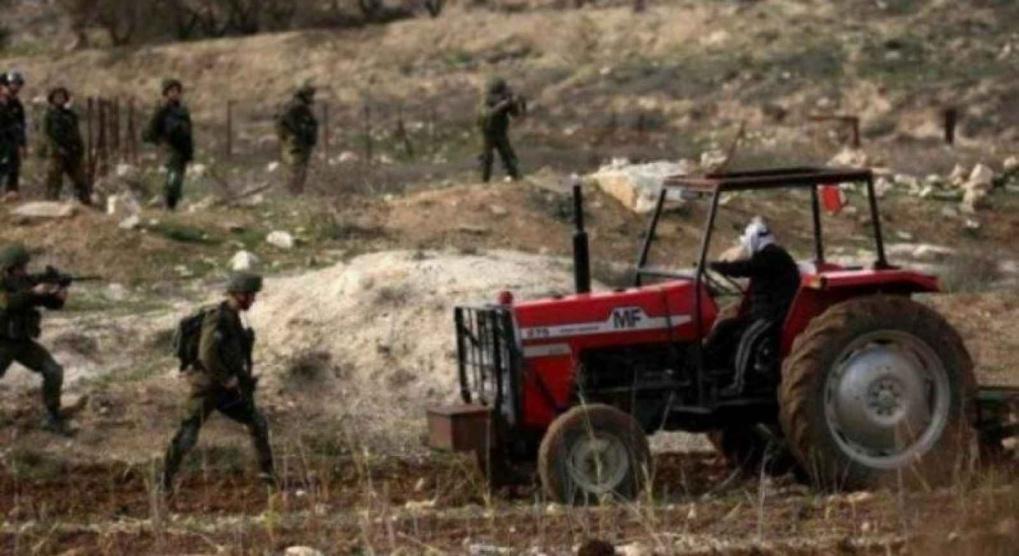 الاحتلال يجبر مزارعين على مغادرة أراضيهم في المغير شرق رام الله