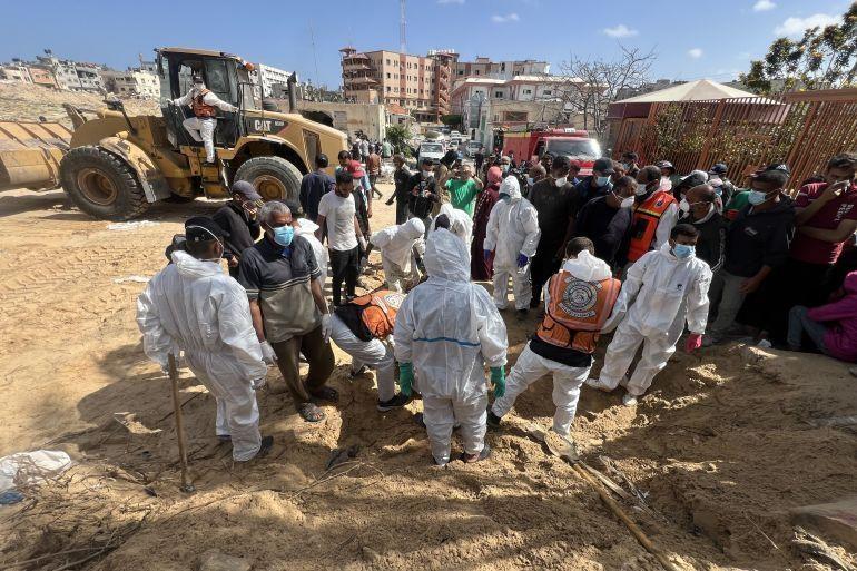 العثور على 80 جثمانا في 3 مقابر جماعية بمجمع الشفاء في مدينة غزة