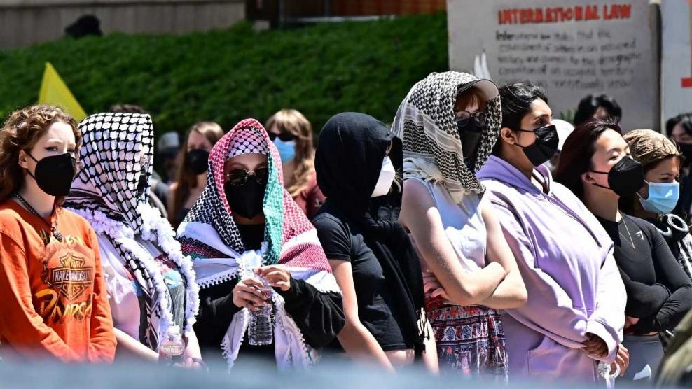 اعتقال 27 طالبا في جامعة أثينا تظاهروا تضامنا مع فلسطين