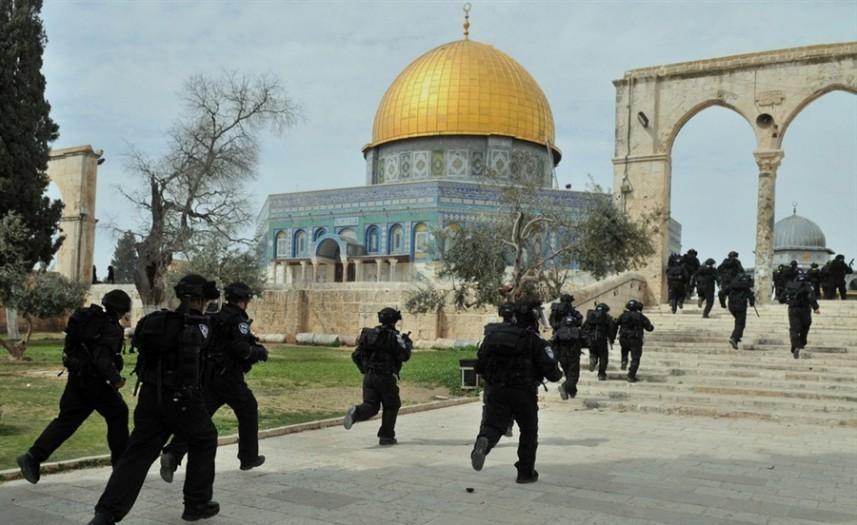 في ذكرى احتلال القدس والأقصى- استباحة للمسجد بالاقتحامات والصلوات ورفع العلم الإسرائيلي