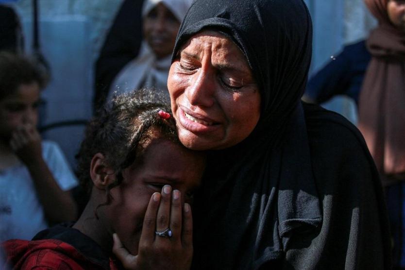 شهداء وجرحى في قصف الاحتلال مدرسة للأونروا في مخيم الشاطئ ومنازل في خان يونس ودير البلح